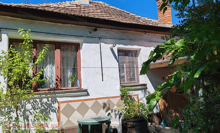 Újszászon kétszobás családi ház eladó!