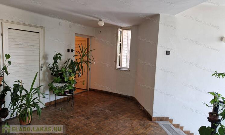 Jászapáti központjában, 2 szintes, 119 nm-es, 6 szobás, lakás eladó                                 