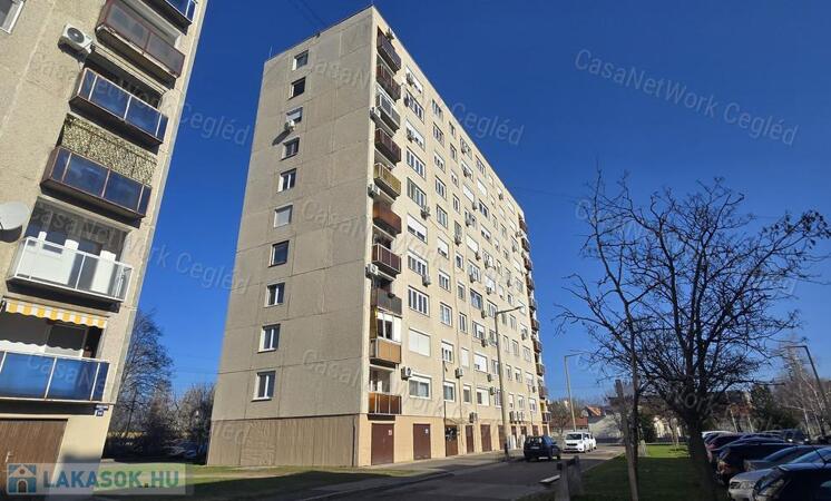 Szép állapotú 7. emeleti, jó elosztású lakás eladó Cegléden                                 