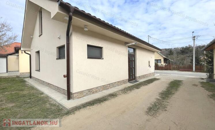 Újszerű családi ház teljes berendezéssel