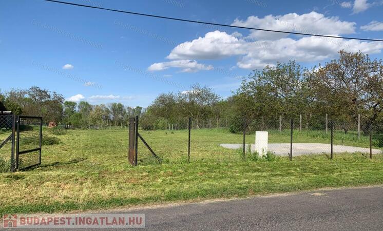 Balatonvilágoson 2044 m2-es telek eladó                                 