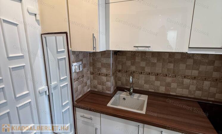 Szolnokon, belvárosi felújított, 1.emeleti, 31nm-es lakás kiadó!                                 