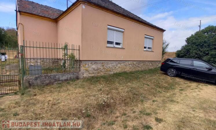 ELADÓ CSALÁDI HÁZ KÖRNYÉN – 1079 m²-ES TELEKKEL, ZSÁKUTCÁBAN!                                 