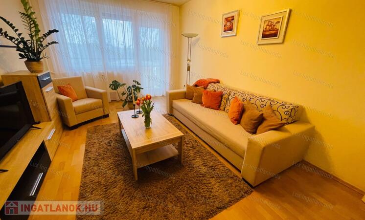 Eladó 3 szobás lakás Komárom központjában berendezéssel, klímával!