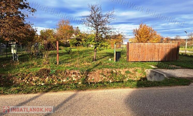 Családi házas környezetben-eladó ÉPÍTÉSI TELEK NAGYVÁZSONYBAN