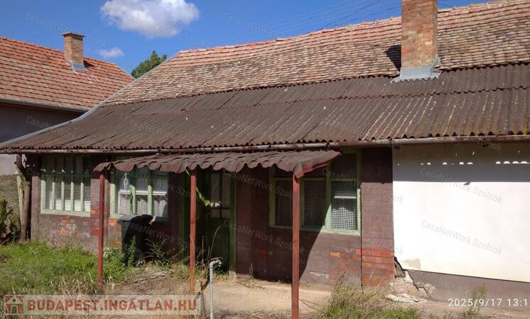 Tiszaföldváron eladó felújítandó kertes családi ház!                                 