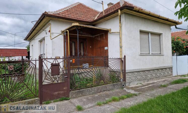 Jászapátin, azonnal költözhető, 4 szobás családi ház, két garázzsal!                                 