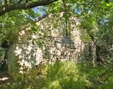 Balaton-felvidéken 6,3 ha birtok, 2 db romos épülettel