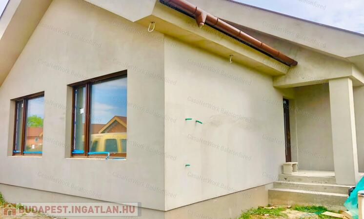 Balaton parttól 5 percre új építésű családi ház                                 