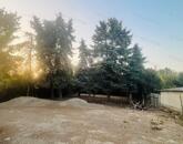 Szőnyben, a főúton 1059 m²-es telek befejezésre váró házikóval eladó!