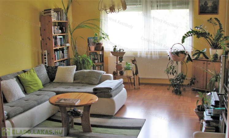 Eladó 1. emeleti 84 m2-es egyedi fűtéses téglalakás Keszthelyen.                                 