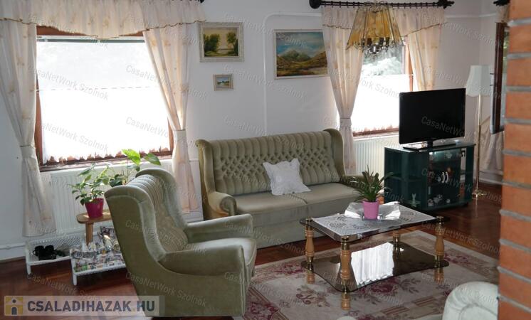 Tiszafüred központjában 4 szobás családi ház eladó                                 