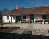 Eladó balatonkenesei ház 1920 m2 telekkel. Két ingatlan egy áráért