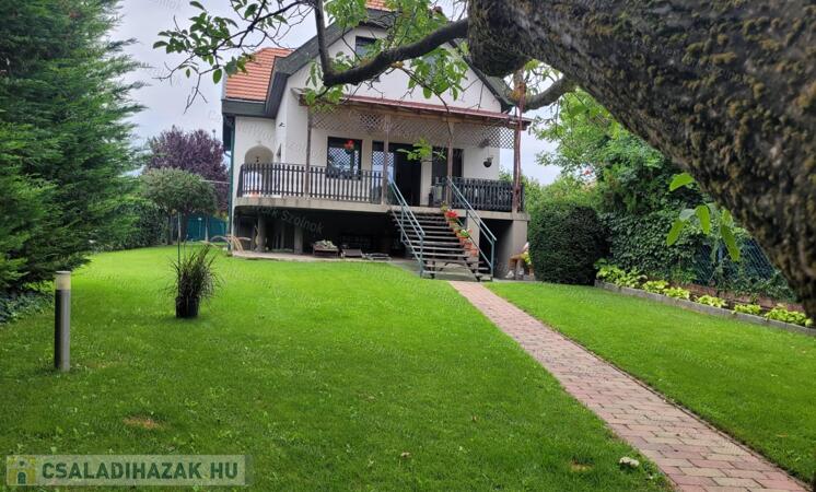 Elegáns, prémium családi ház gyönyörű kerttel                                 