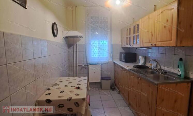 Eladó Oroszlányon egy 51 m²-es, két szobás-erkélyes 2. emeleti lakás!