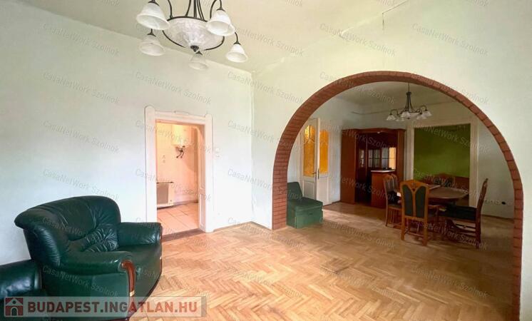 Eladó Szolnok központjában Fiumei uton 370m2 telken 100m2 családi ház                                 