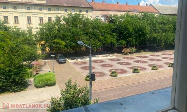 Szolnokon a Kossuth téren 1 szobás lakás eladó!