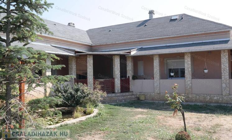 Kunhegyes frekventált részén kiváló állapotú családi ház eladó                                 