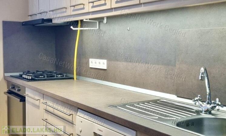 Cegléden a vasútállomás közelében, felújított, 2. emeleti téglalakás eladó!                                 