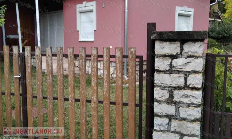 Eladó nyaraló a Balatonnál – közel a strandhoz!