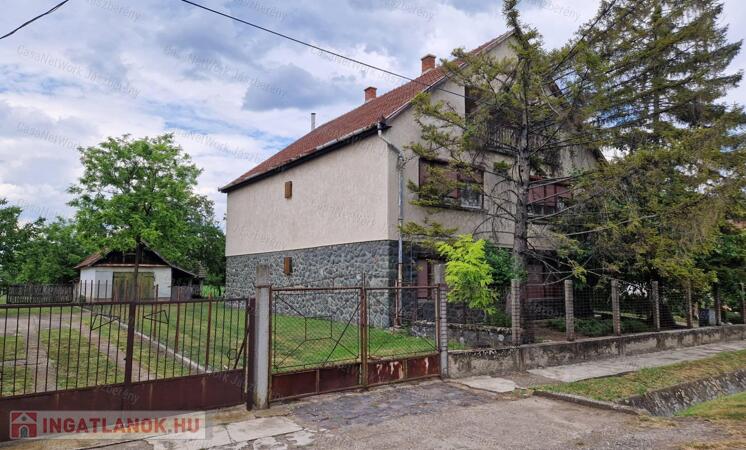 Jászkiséren 231 nm-es 2 szintes 5 szobás felújítandó családi ház eladó
