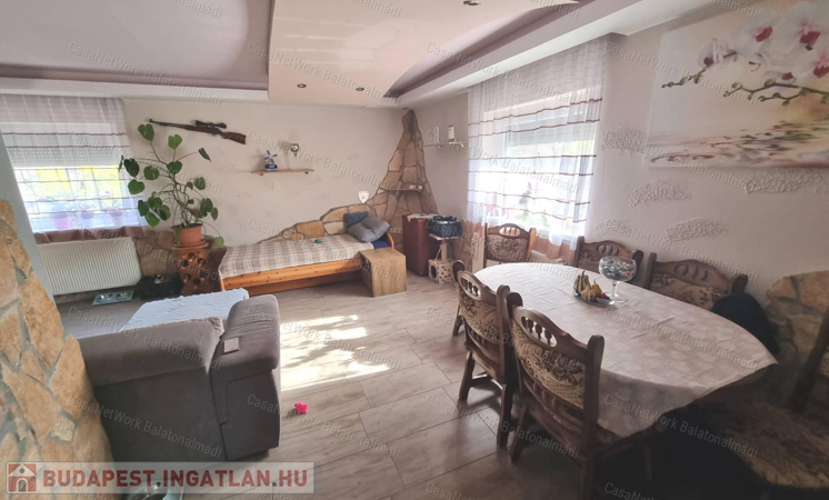 Balatonalmádiban, zöldövezetben családi ház eladó!                                 