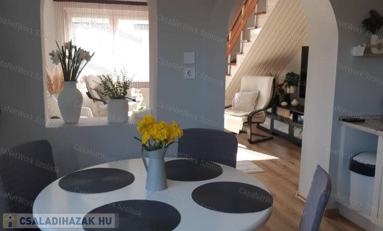 Martfűn eladó kiváló állapotú kertes családi ház!                                 