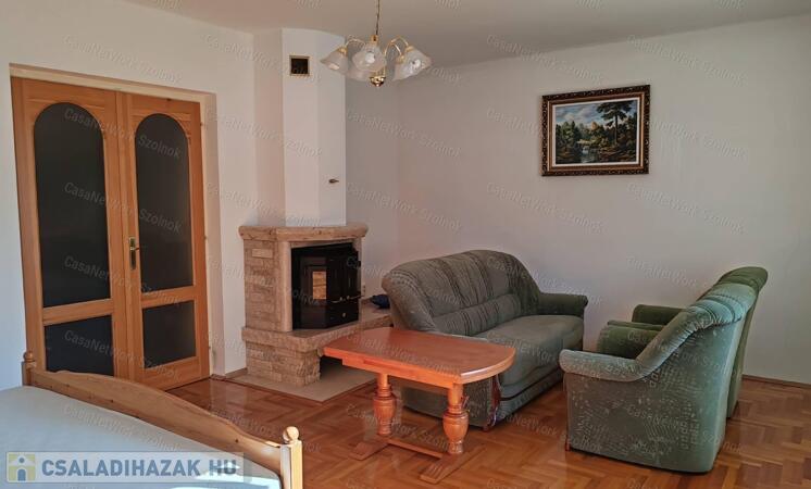 Eladó kétszintes családi ház külön lakrésszel Szolnok-Szandaszőlősön!                                 