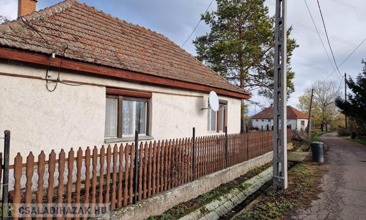 Hevesvezekényen, 95 nm-es, 3 szobás, felújítandó családi ház eladó                                 