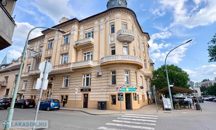 Szolnokon, a Barta Palotában eladó belső kétszintes lakás!                                 