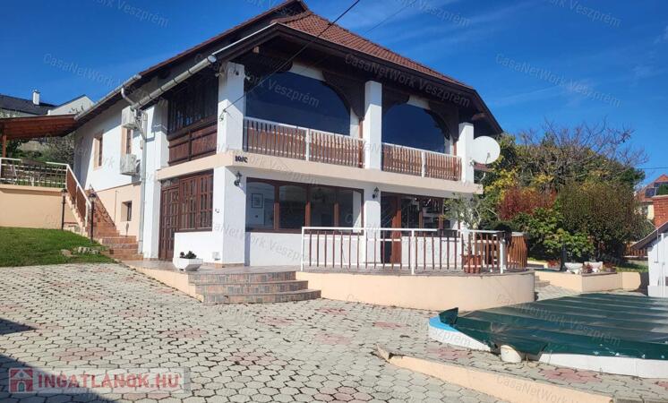 ELADÓ BALATONALMÁDIBAN PANORÁMÁS, MEDENCÉS APARTMANHÁZ
