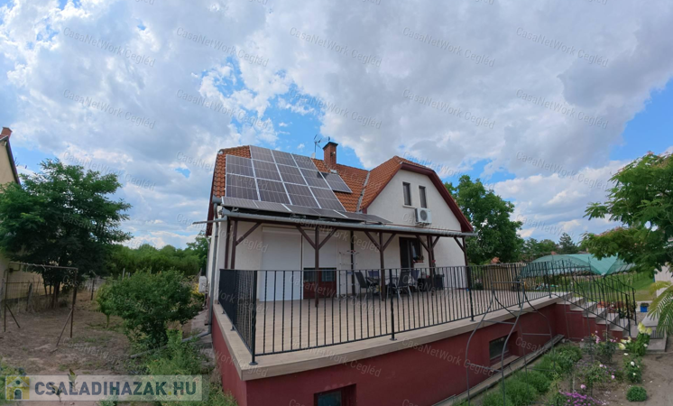 Kétszintes családi ház nagy telekkel eladó Cegléden!                                 