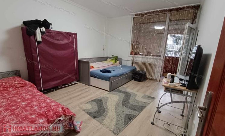Oroszlány, Táncsics Mihály úton eladó 2 szobás, erkélyes lakás
