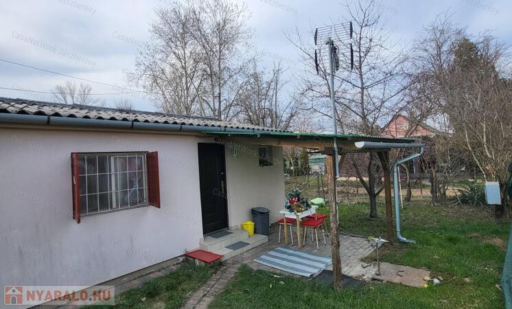 Eladó hétvégi ház Jászapátin                                 