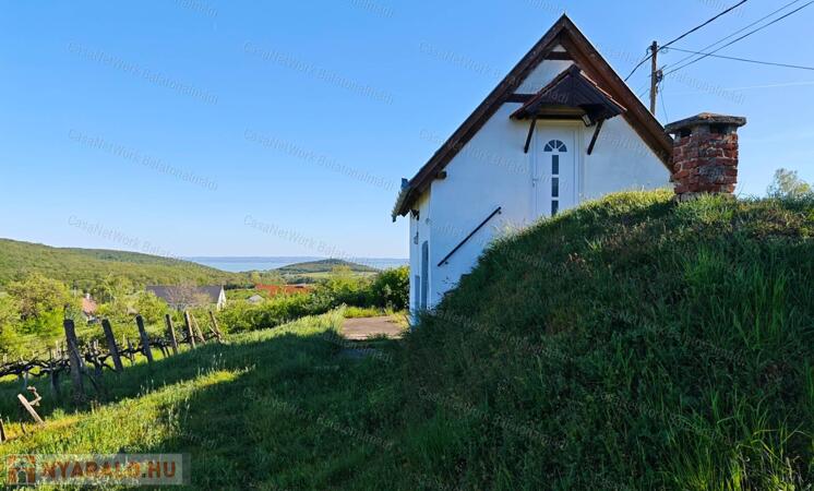 Balatoni panorámás nyaraló eladó Felsőörsön                                 