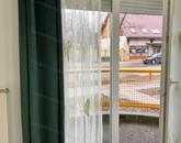 Belvárosi lakás, felszíni parkolóval