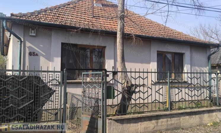 Szolnok Korház mögötti részen Eladó családi ház                                 