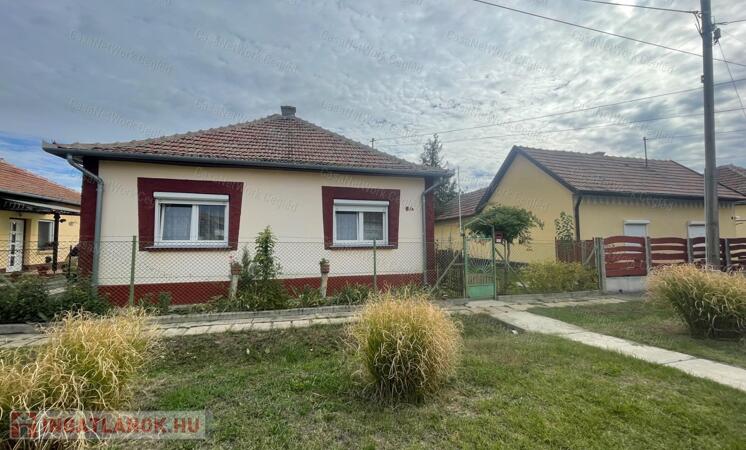 Újszászon közel a vasútállomáshoz takaros ház eladó!