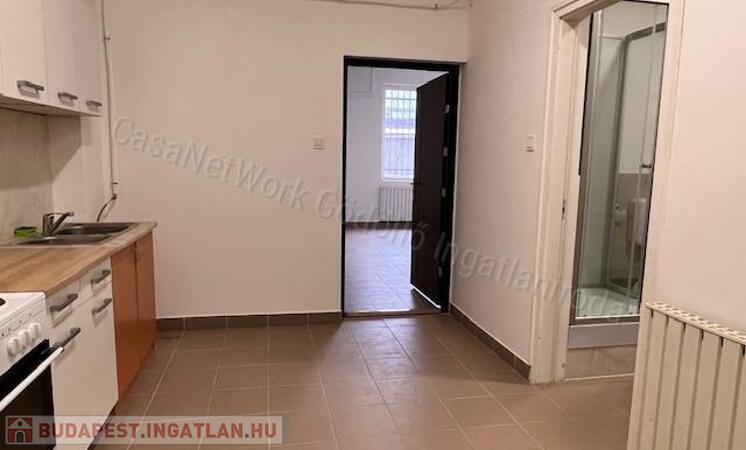 Csendes helyen, zárt parkolóval                                 