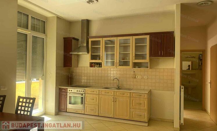 Szolnokon az Árpád-házban,  eladó egy magasföldszinti lakás                                 