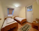 Dinnyelaposi-üdülősoron kétszintes, téglaépítésű, jó állapotú nyaraló