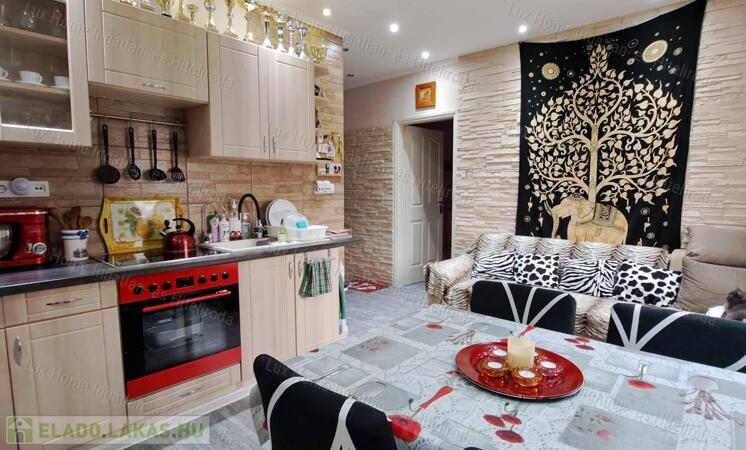 Eladó Oroszlányon egy felújított 2 szobás amerikai konyhás lakás                                 