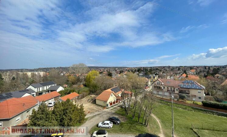 Panorámás kis lakás remek helyen                                 