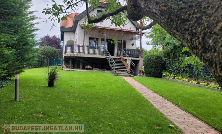 Elegáns, prémium családi ház gyönyörű kerttel                                 