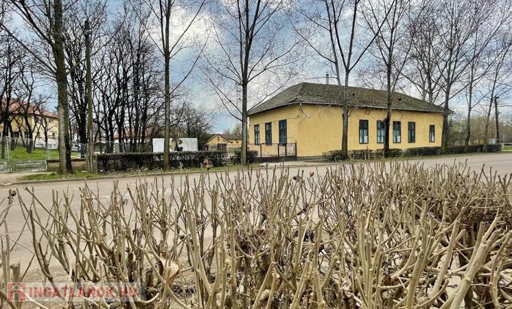 Eladó Kunhegyes központjában 340 nm-es épület fejlesztési potenciállal