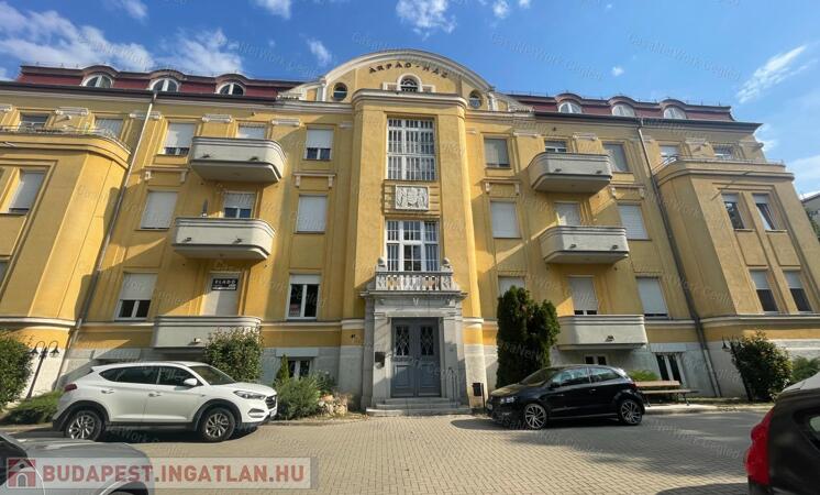 3 szobás lakás az Árpád-házban saját autóbeállóval eladó!                                 