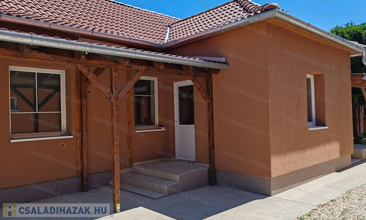 Kétszobás teljesen felújított családi ház eladó Kengyelen!                                 