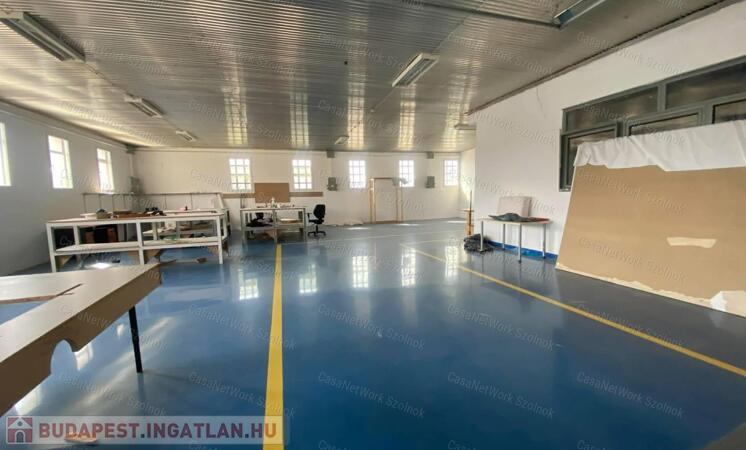 Szolnokon a Nagysándor József úton több helyiségből álló műhely kiadó!                                 