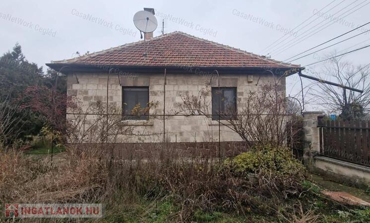 Családi ház eladó nagy telekkel eladó Cegléden!
