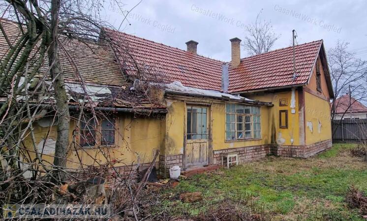 Két utcára nyíló telek két épülettel eladó Cegléden!                                 